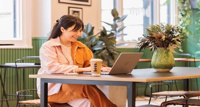 Hot Desking Explained: How a Hot Desk Works in the UK