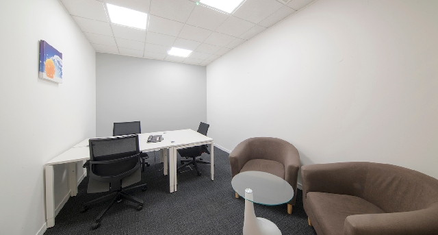 Venture House, Downshire Way, Arlington Square — photo 3 sur 12